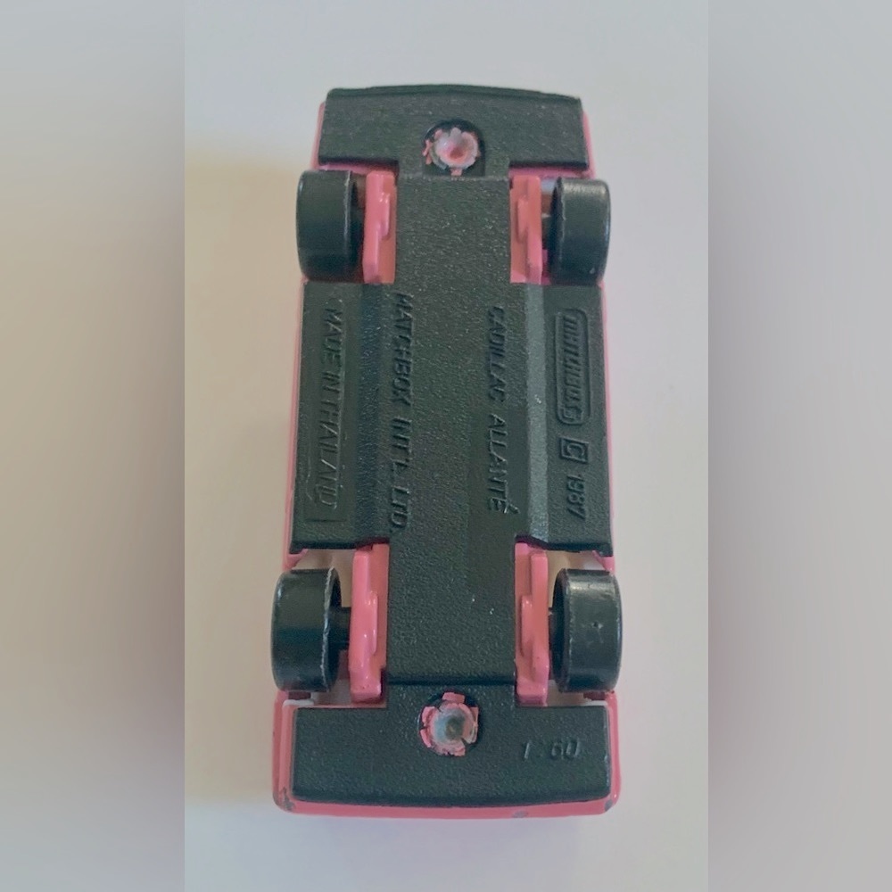 ๐ Vintage Matchbox 1987 Pink Cadillac Allante Convertible - Picture 5 of 5